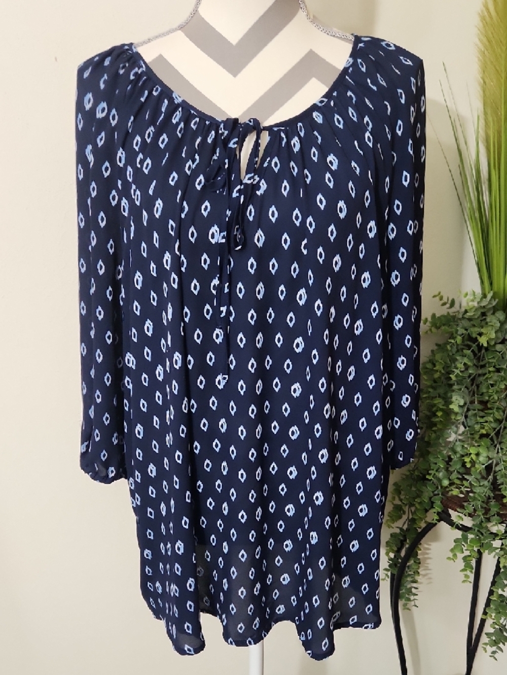 Faded Glory Navy Top with White Geometric Print